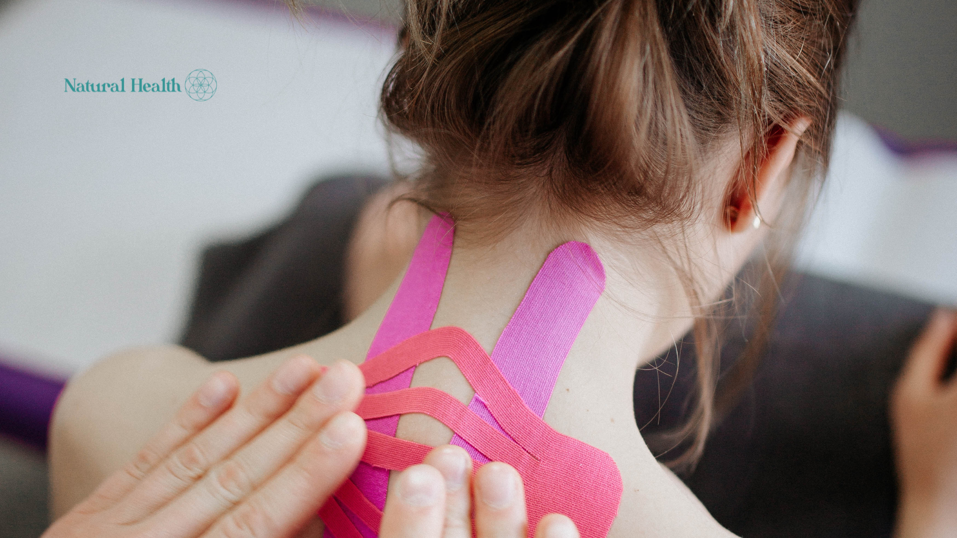 Kinezio tape professzionális felhelyezése természetgyógyászati kezelés során – fájdalomcsillapítás, izomlazítás és testtartásjavítás természetes módszerekkel.