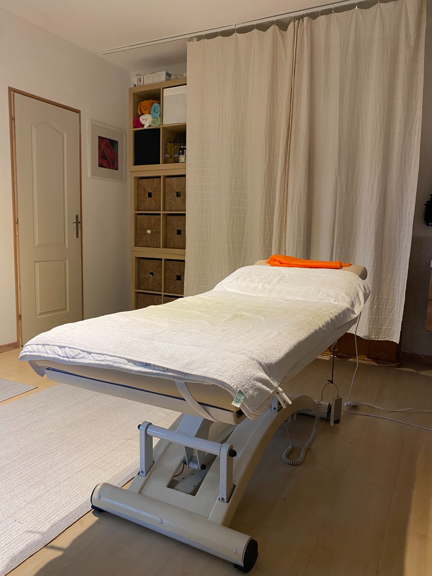 Kényelmes, professzionális masszázságy a Natural Health természetgyógyász stúdióban – relaxáló és terápiás kezelésekhez.