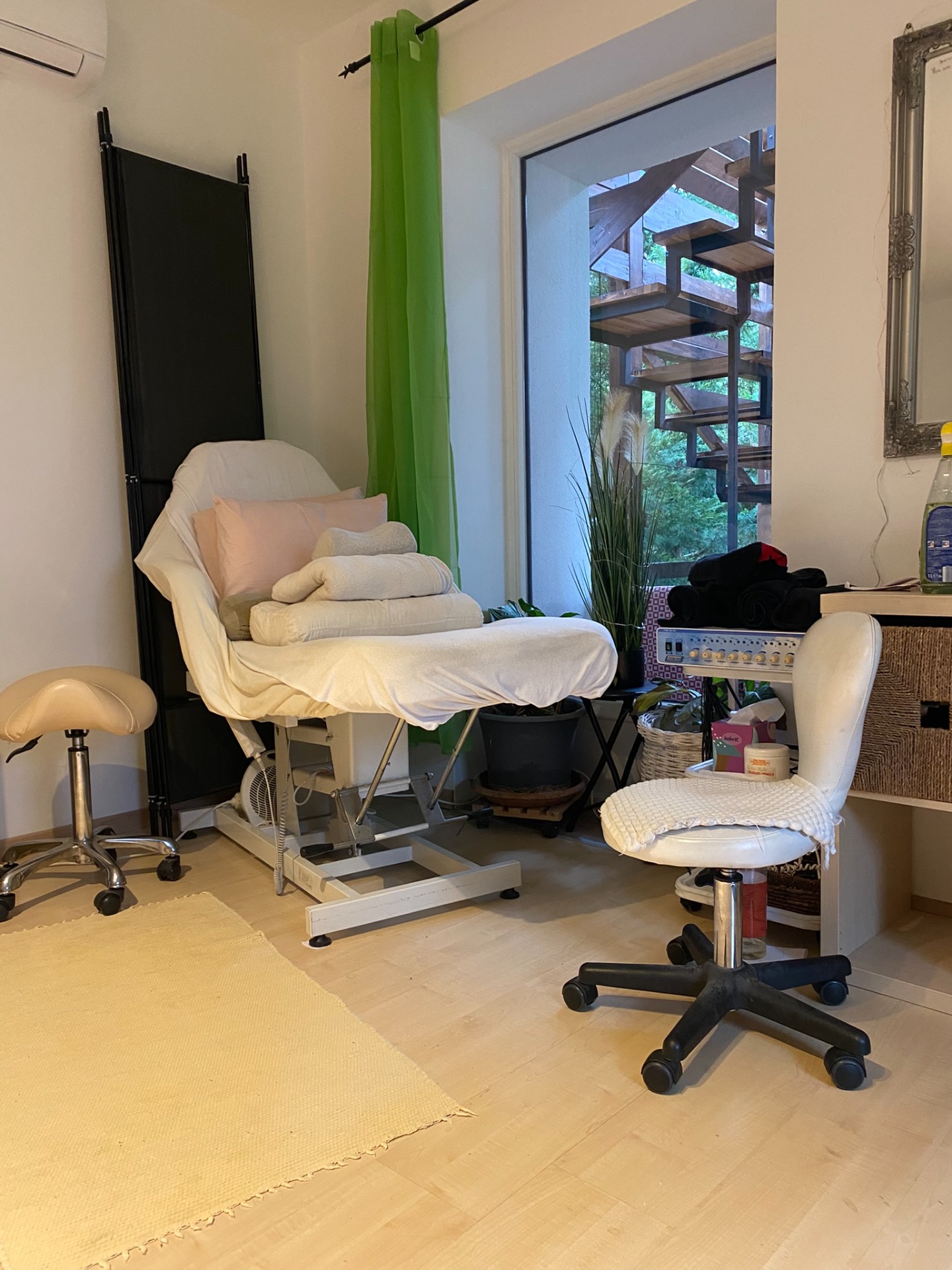 Kényelmes talpmasszázs kezelőszék a Natural Health stúdióban – professzionális reflexológiai és relaxáló kezelésekhez